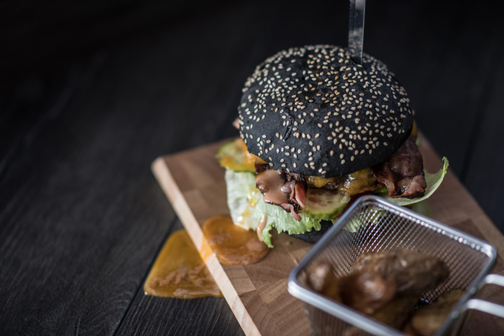 Születésnapi helyszín Fekete hamburger zsemle házi húspogácsával