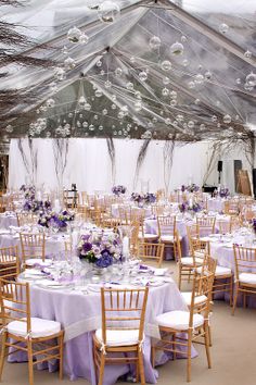 Esküvői színek lila esküvői helyszín dekoráció