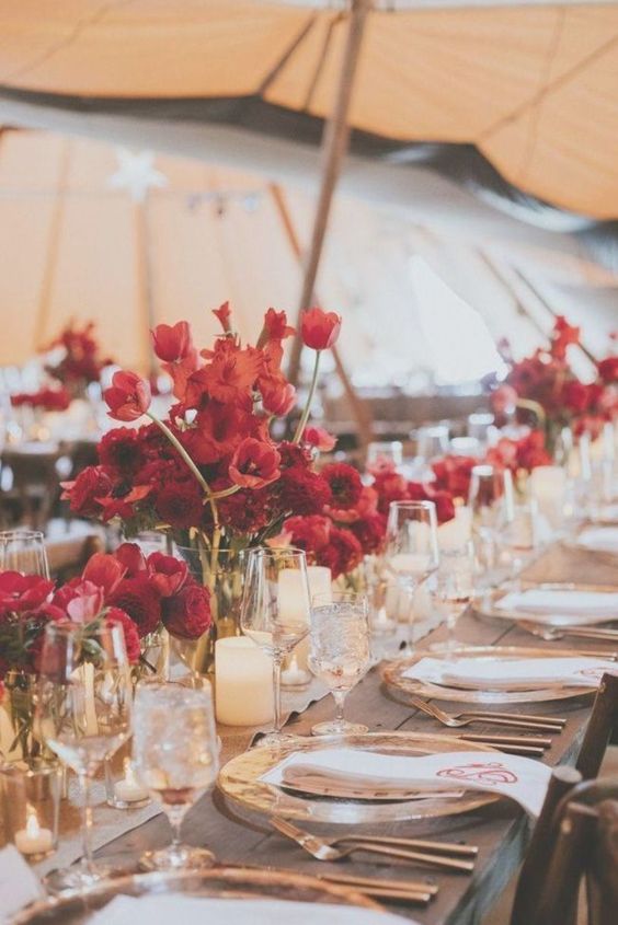 Esküvői színek vörös esküvői dekoráció asztaldísz