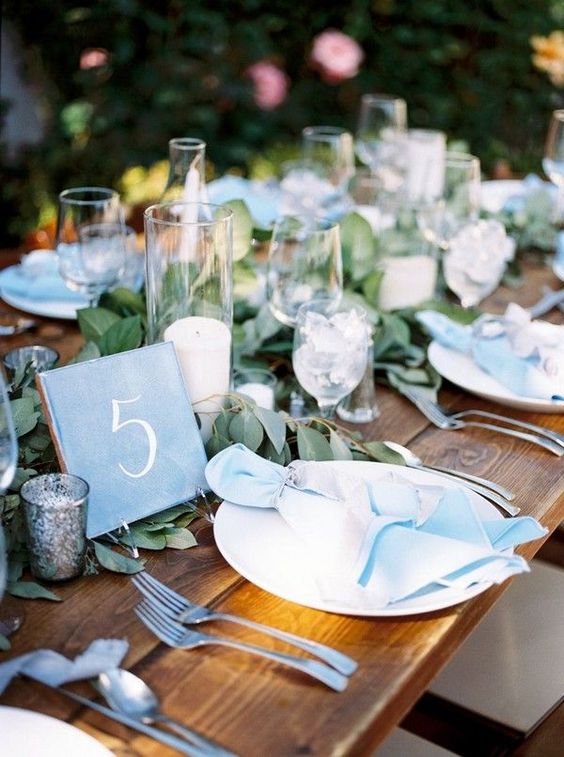 Esküvői színek világos kék asztali dekoráció