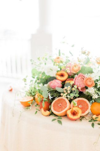 Esküvői színek papaja narancs asztaldísz
