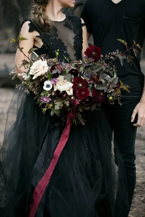 Esküvői dekoráció sötét színű virágcsokor