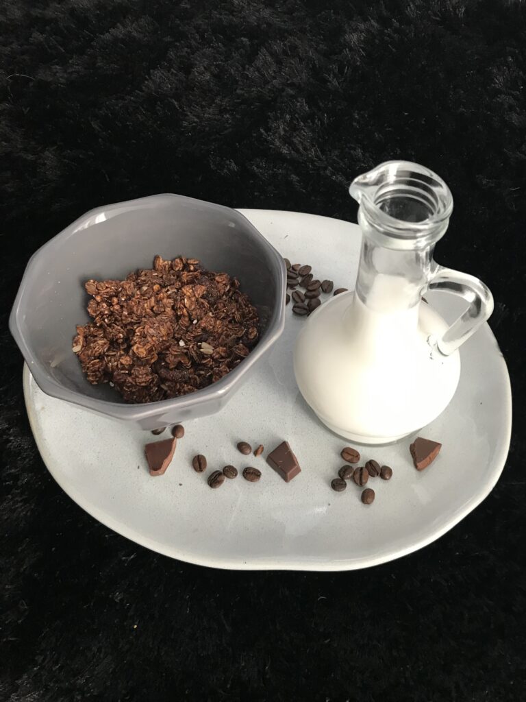 Vegán kakaós granola növényi tejjel