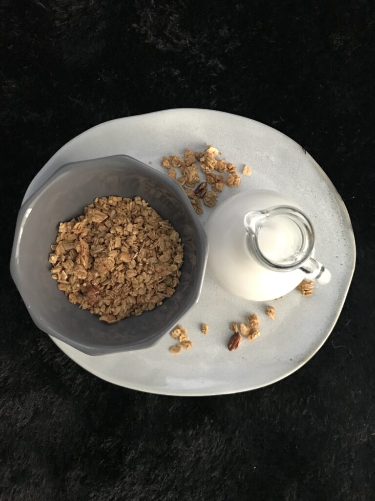 Gluténmentes pekándiós granola növényi tejjel