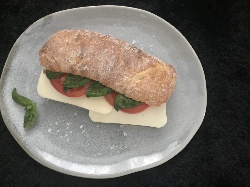 Ciabatta vegán mozzarellával, paradicsommal