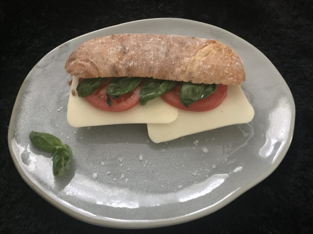 Szendvics vegán mozzarella paradicsommal, friss bazsalikommal