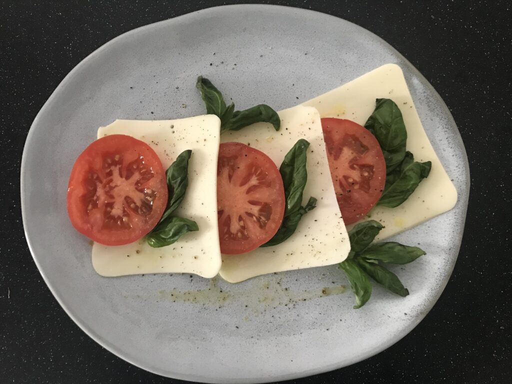 Vegán mozzarella paradicsommal, friss bazsalikommal