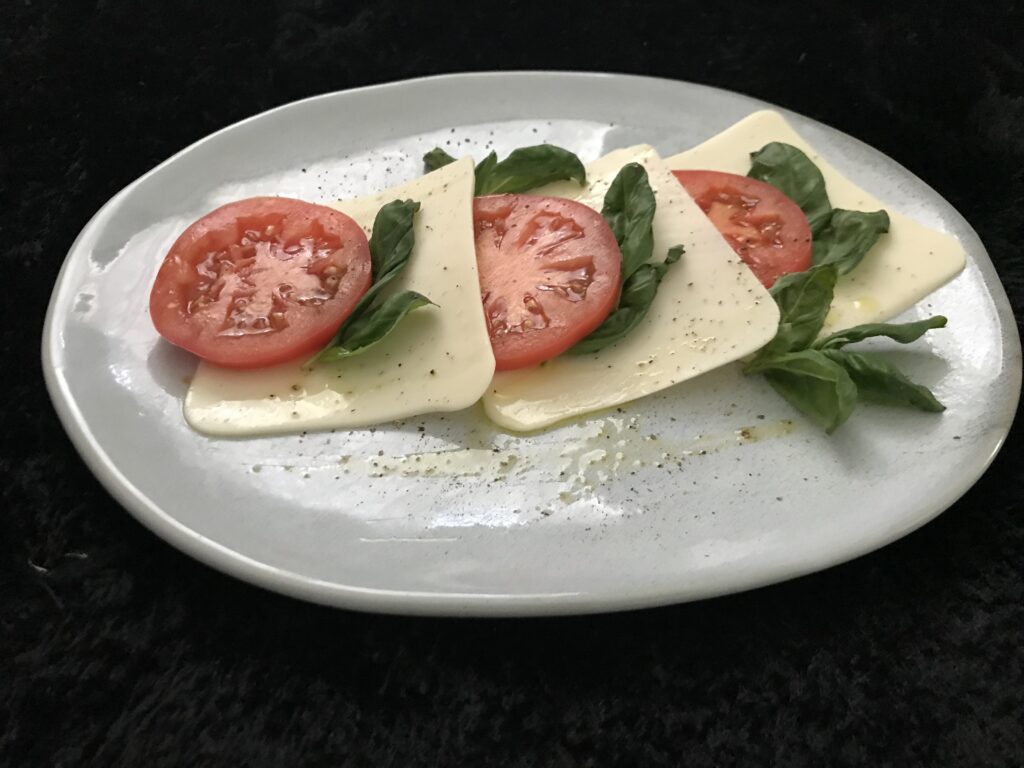 Vegán mozzarella paradicsommal, bazsalikommal, extra szűz olívaolajjal