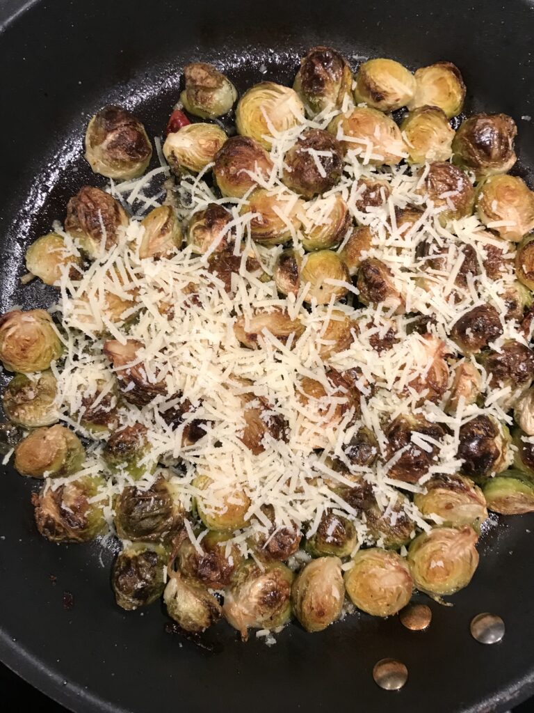 Tepsiben sült kelbimbó vegán parmezánnal