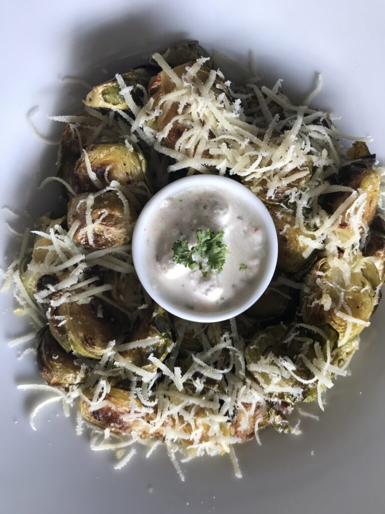 Sült kelbimbó vegán parmezánnal és fokhagymás mártogatóssal